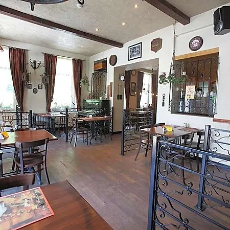 B&b-restaurant Porte De La Lienne فندق مبيت وإفطار 2*