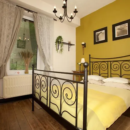 B&b-restaurant Porte De La Lienne לינה וארוחת בוקר